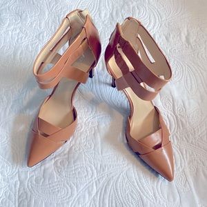 Nine West Women's Tan Courts Size 8.5